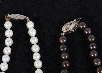 PÄRLCOLLIER, 2 st. Svarta och vita pärlor .