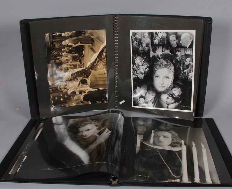 ALBUM, 2 st med 42 fotografier.