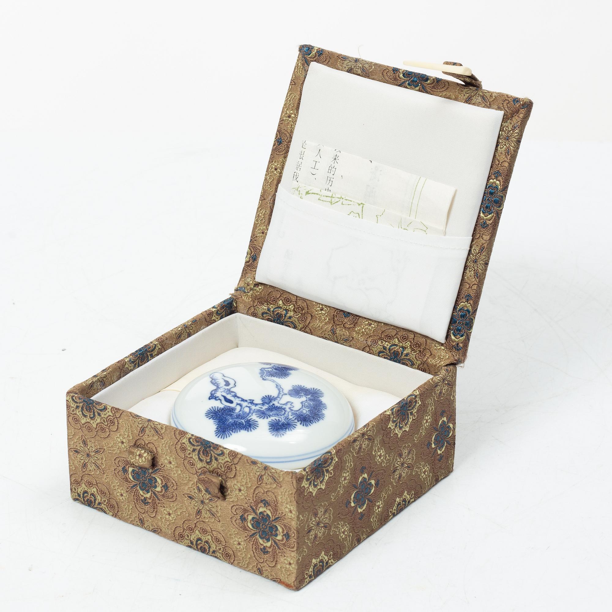 Penselställ med pensel samt ask med sigillvax, Kina, 1900-tal.