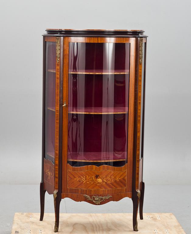 VITRINSKÅP, Louis XVI-stil, 1900-talets mitt.