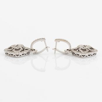 Ett par örhängen 18K vitguld med briljantslipade diamanter.