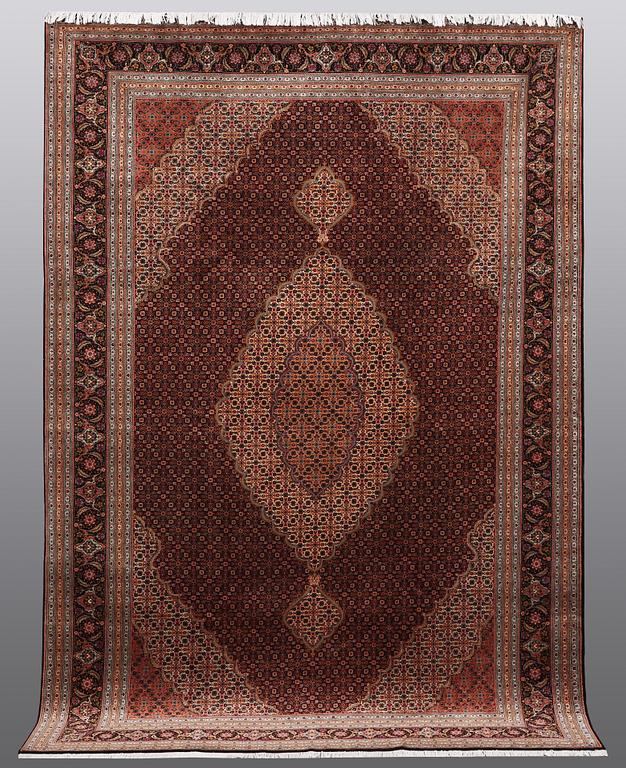 A CARPET, Tabriz, sk Mahi, 60 Raj, 286 x 200 cm.