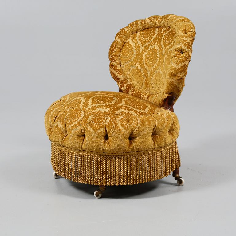 FÅTÖLJ, tapetserarstil, sent 1800-tal.