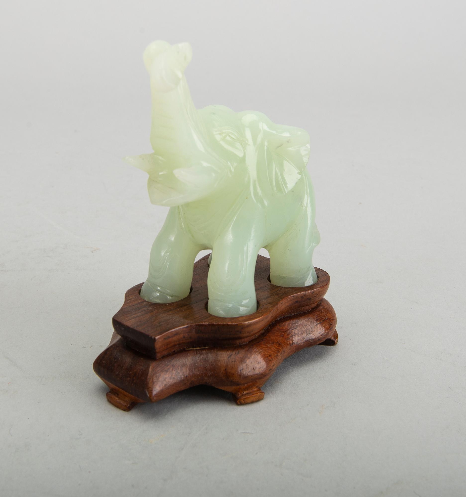 FIGURINER 3 st Kina 1900-tal nefrit.