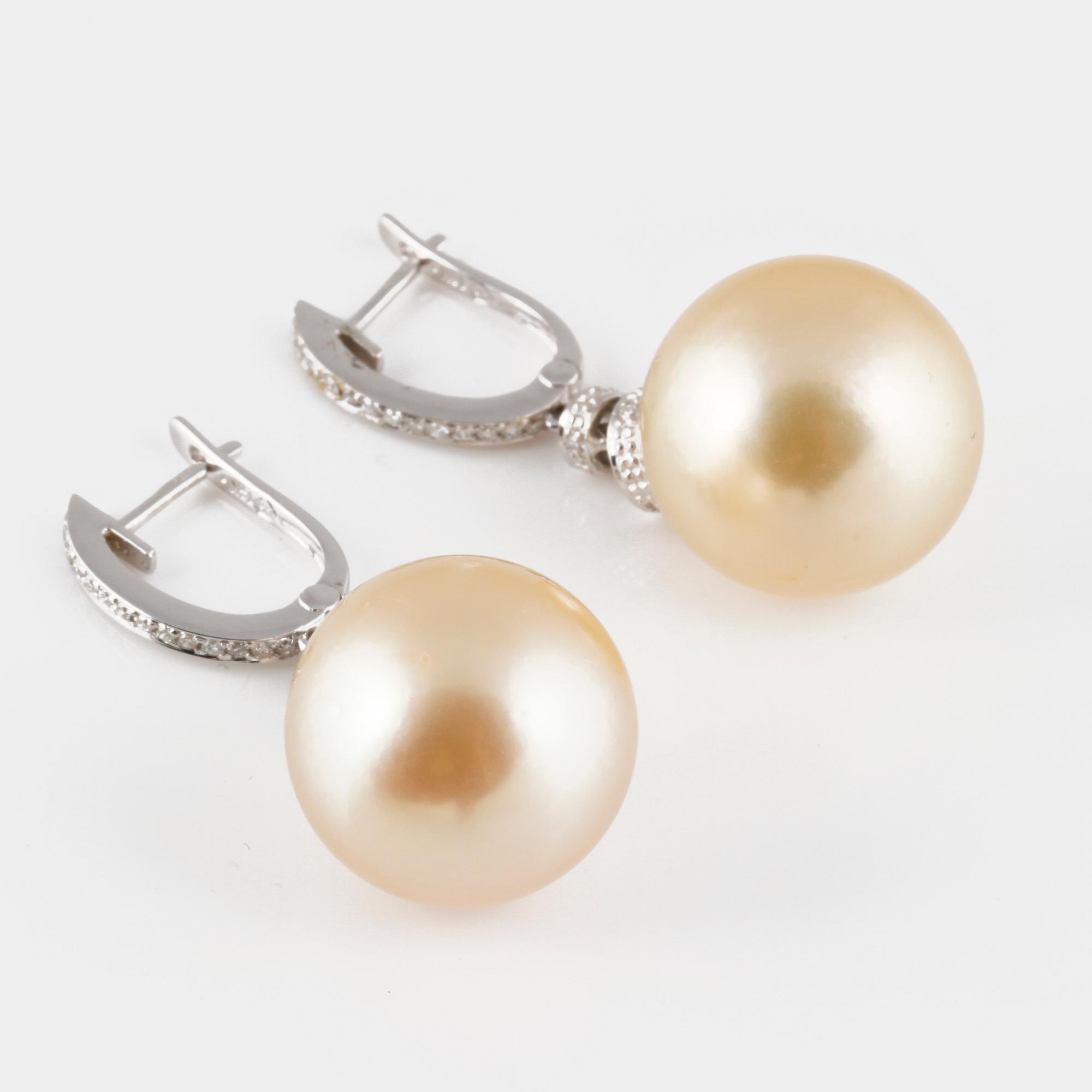 ÖRHÄNGEN, 14K vitguld med briljantslipade diamanter ca 0.20 ct samt odlade pärlor. Vikt 12,7 gram.