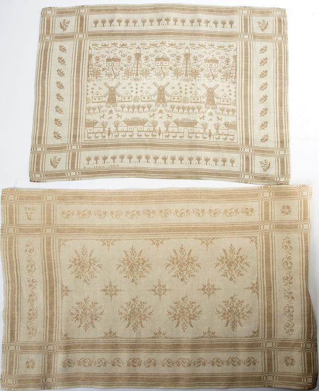 Tabletter/dukar två st varav en Systrarna Svensson Hagestad damast 1900-talets mitt ca 46x34 cm och 54x37 cm.