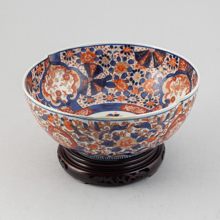 A Japanese Imari bowl, Meiji period (1868-1912).