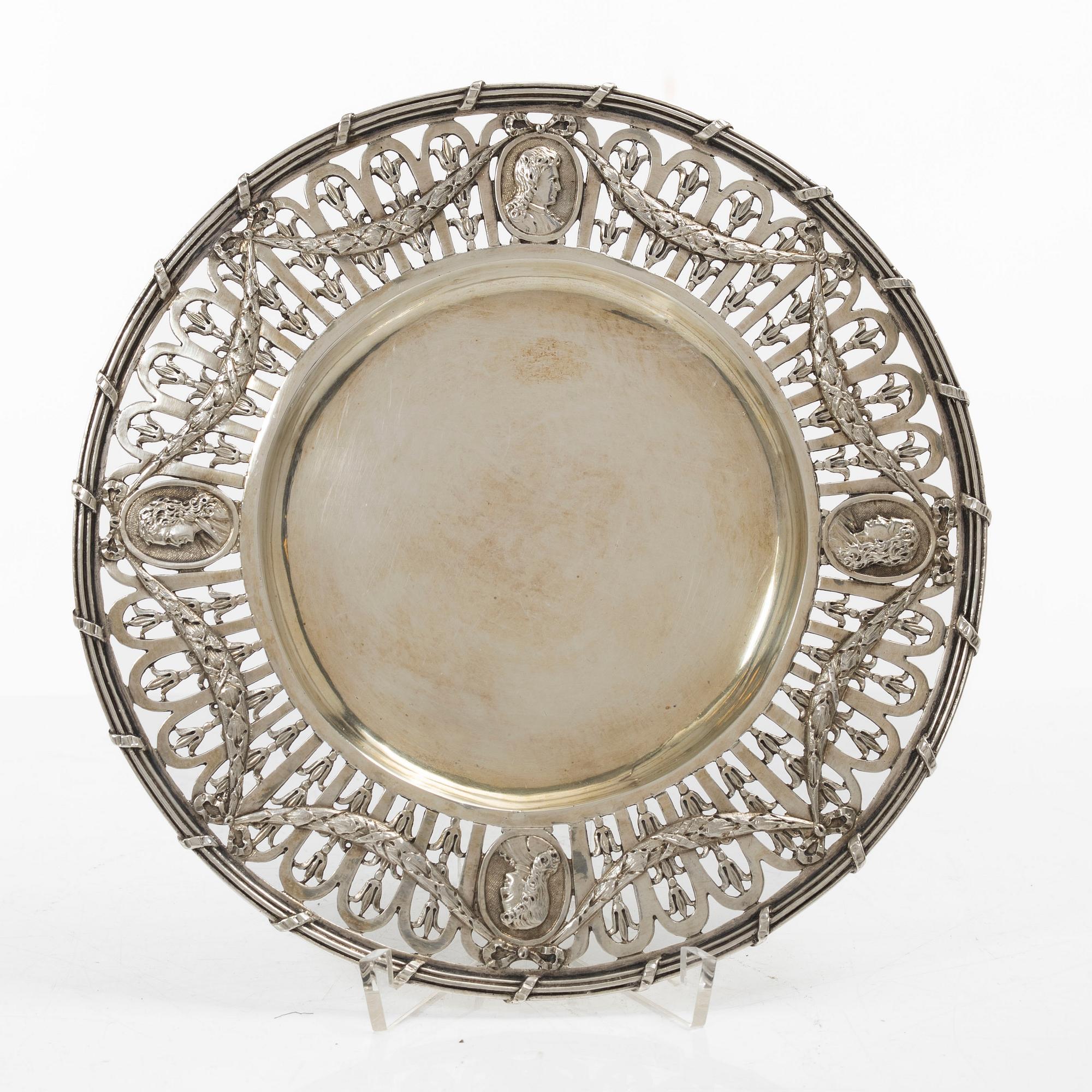 Round silver plate. Probably Georg Roth & Co. Hanau 1891-1919. Pseudomarks.