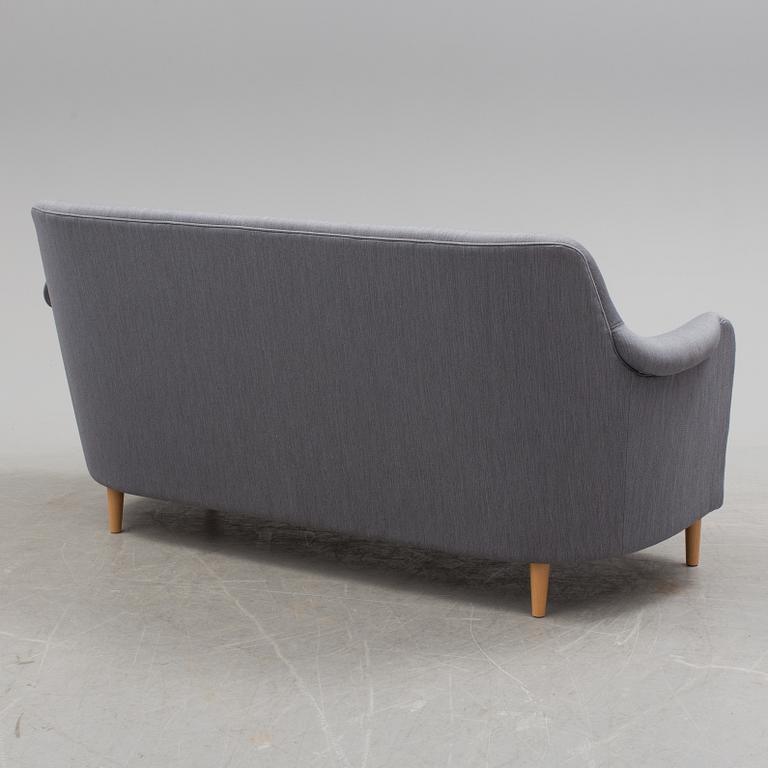 A "Samsas" sofa by Carl Malmsten, OH Sjögren, Tranås, 2015.