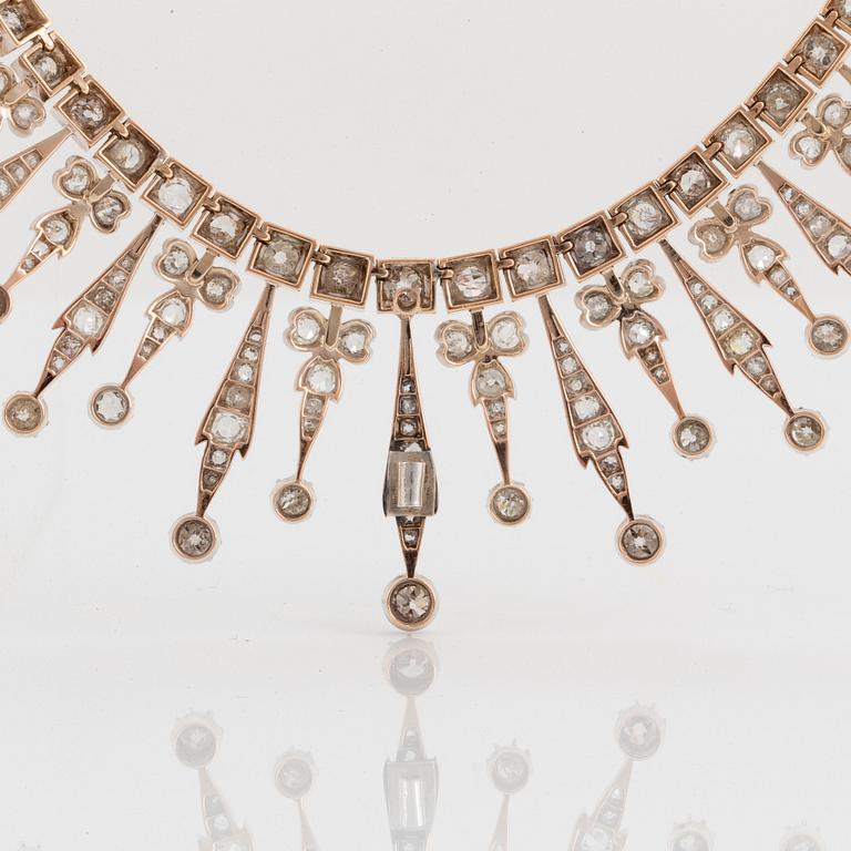 Tiara/collier guld och silver med gammalslipade diamanter total vikt ca 12.00 ct.