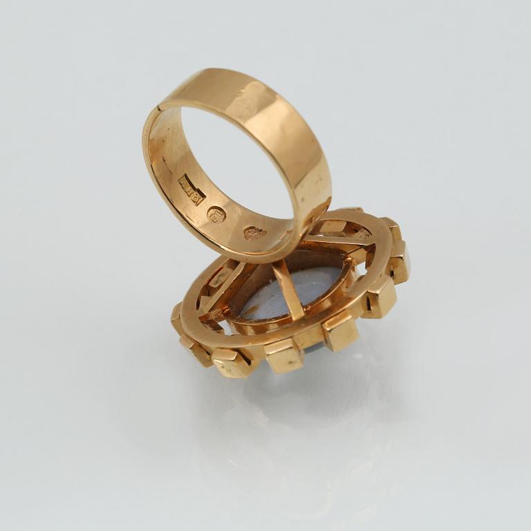 RING, 18K guld och cabochonslipad månsten, Anders Högberg, Göteborg, 1968. Vikt 15,7 gram.