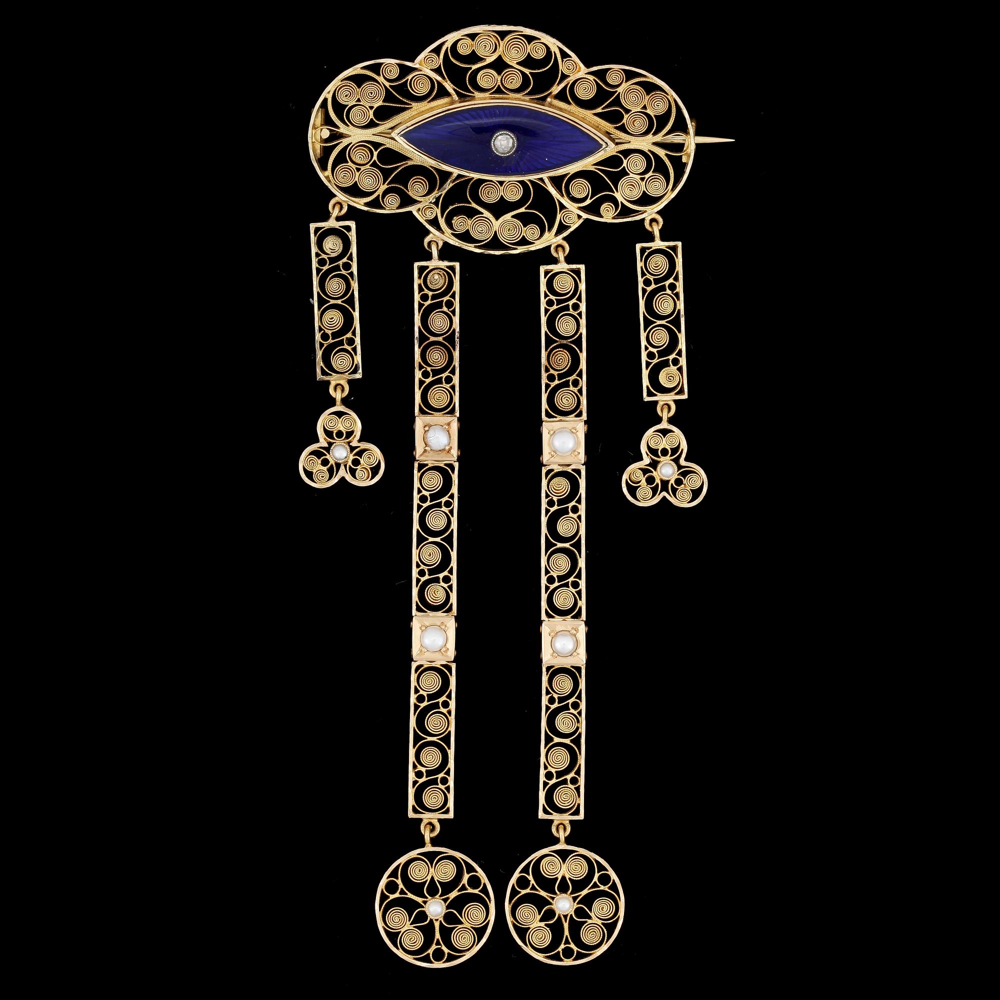 BROSCH, 18k guld med små pärlor och blå emalj. JLF, Stockholm, 1912. Vikt 14g.