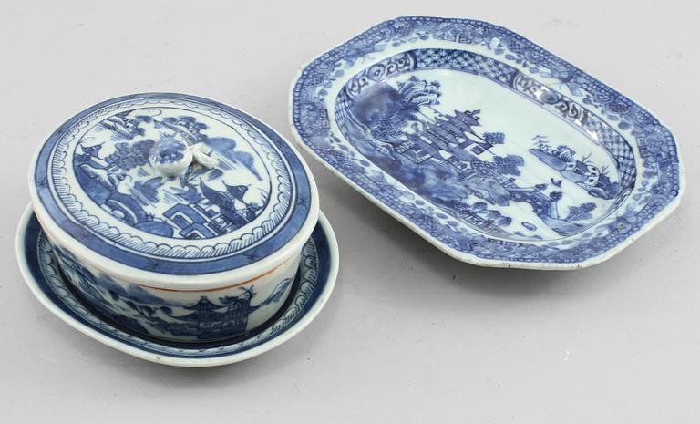 SMÖRTERRIN med FAT, porslin, Kina, 1800-tal.