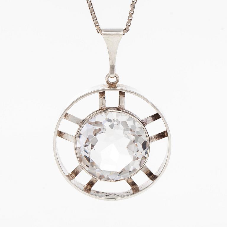 Kultasepät Salovaara, riipus, viistehiottu vuorikristalli, hopea, Turku 1967.