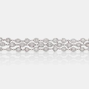 654. ARMBAND med diamanter i olika slipningar. Circa 26 ct totalt.