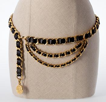34. A Chanel golden chain belt.