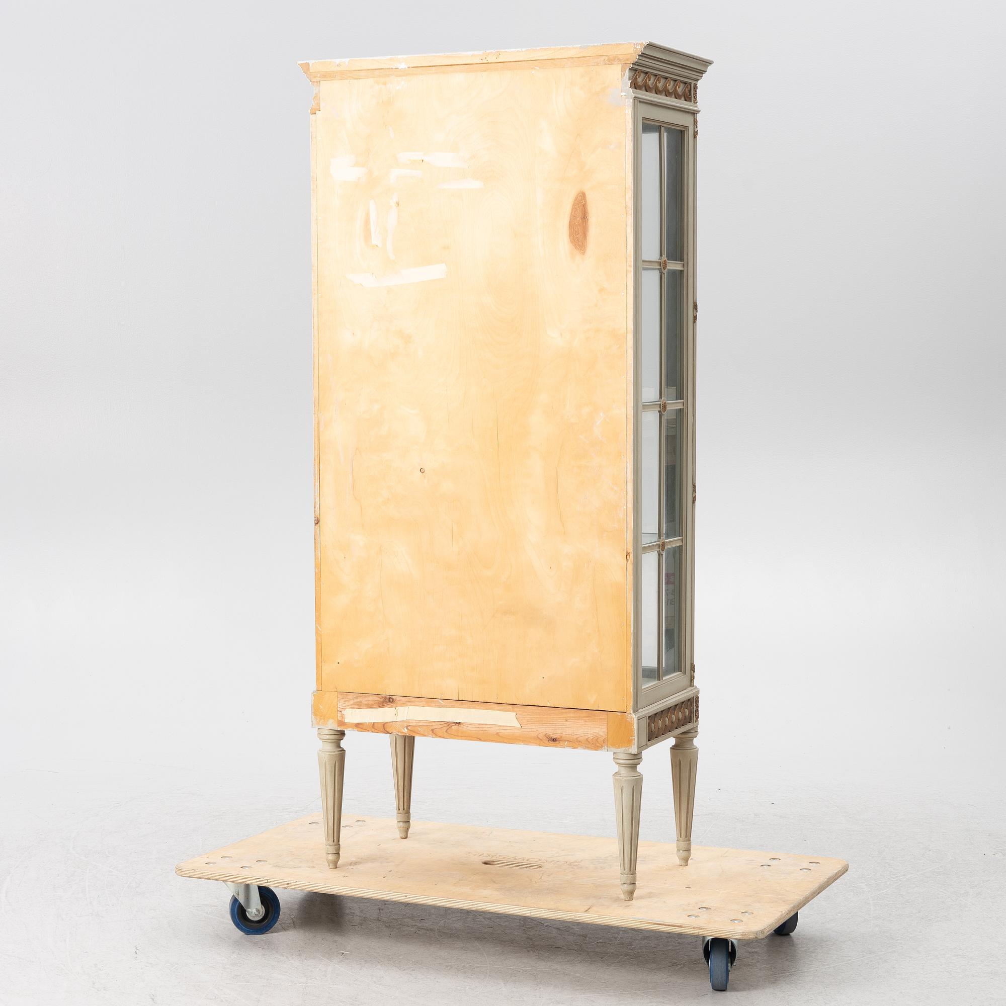 Vitrinskåp, sengustaviansk stil, 1900-tal.