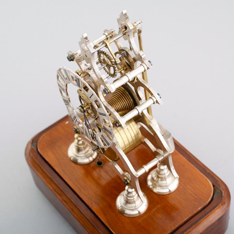 BORDSPENDYL, s k skeletonclock, pendel märkt C Gullberg, med spelverk, omkring år 1900.
