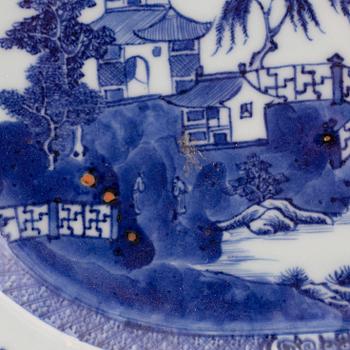 A blue and white serving dish, Qing dynasty, Qianlong (1736-95).