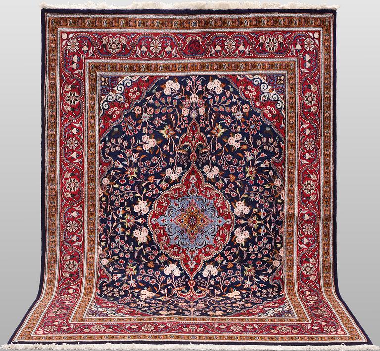 A Saruk carpet, 205 x 152 cm.