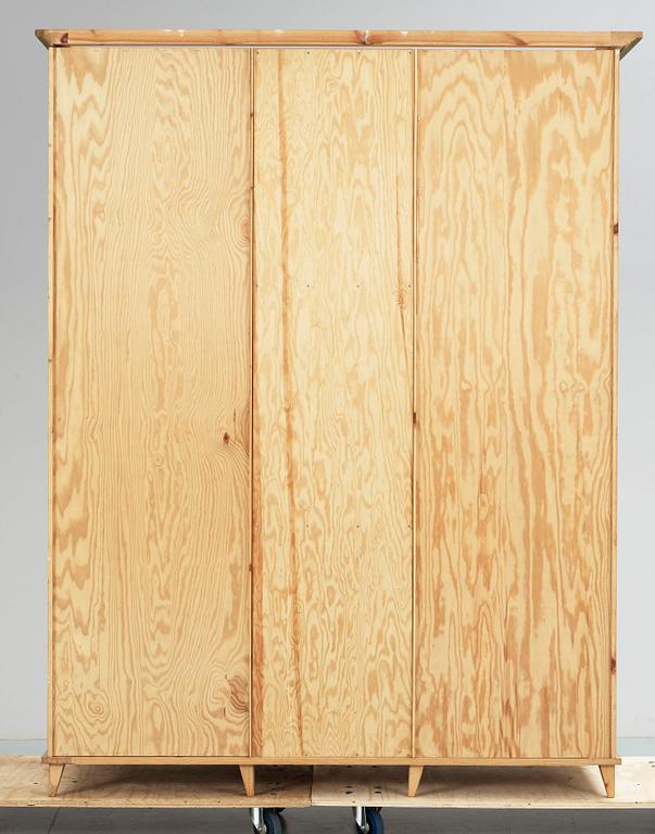 KLÄDSKÅP, Norrgavel, sent 1900-tal.