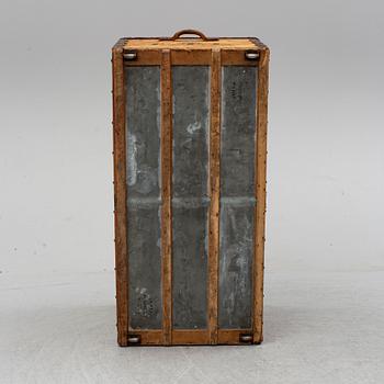 LOUIS VUITTON, a French travel trunk, late 19th Century.