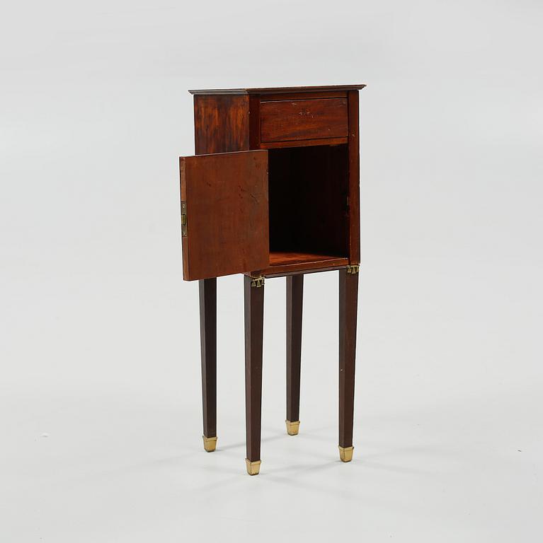 POTTSKÅP, sengustaviansk stil, runt sekelskiftet 1900.