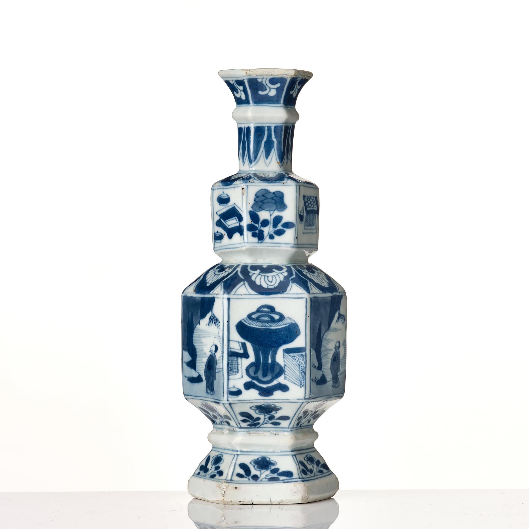 A blue and white vase, Qing dynasty, Kangxi (1662-1722).