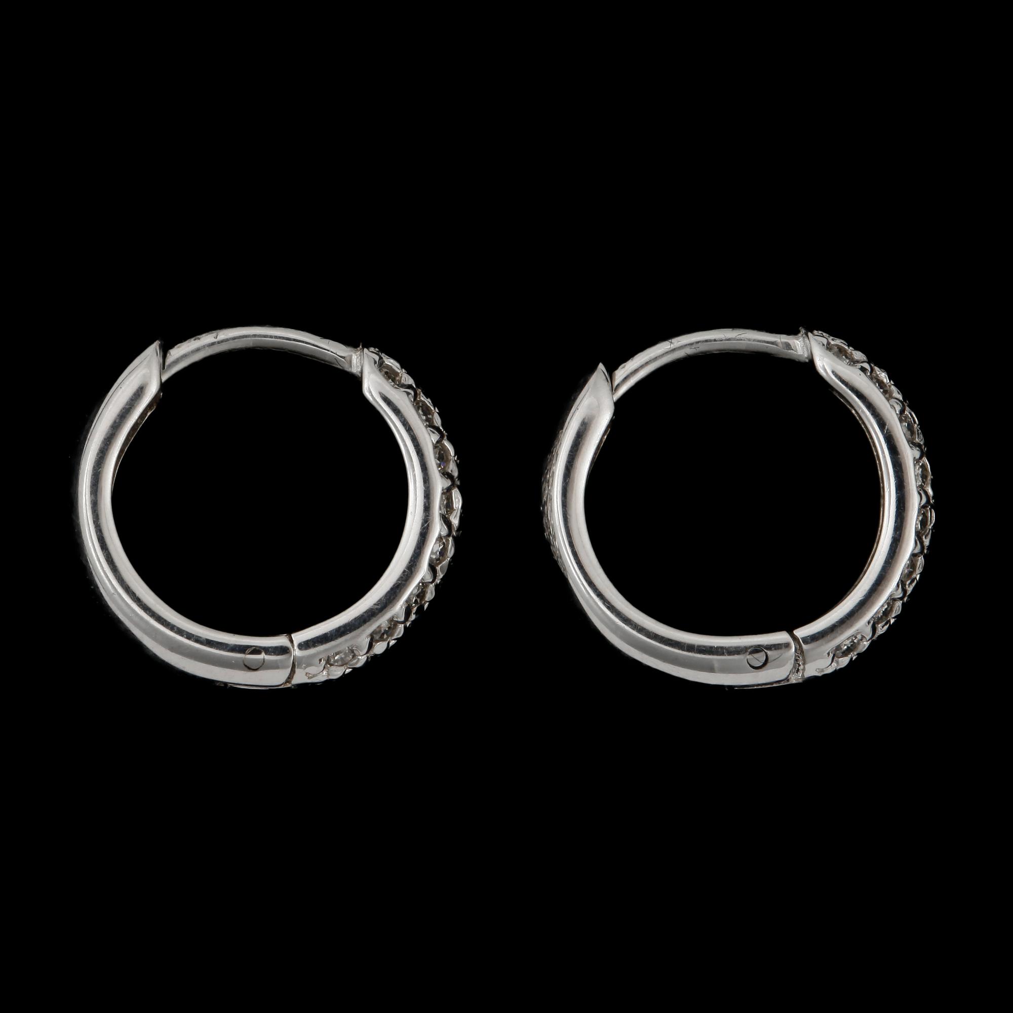ÖRHÄNGEN, ett par, 14k vitguld med 50 briljantslipade diamanter tot ca 0,35 ct. Total vikt ca 3,39gram.