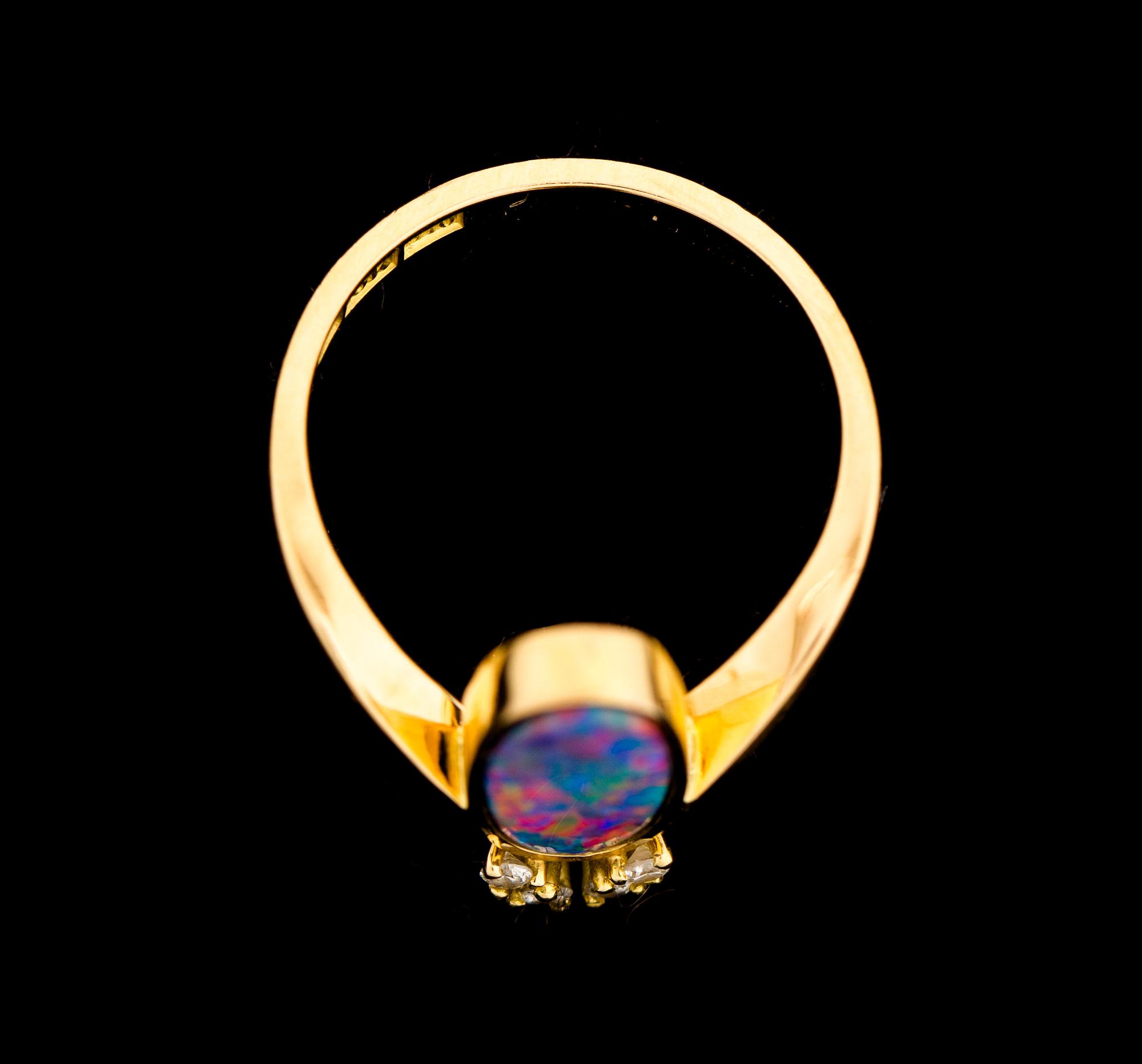 RING, 18 k guld med opal samt 4 briljantslipade diamanter. Carlberg Guldsmed Sonny, Sölvesborg, 1988. Vikt ca 4g.