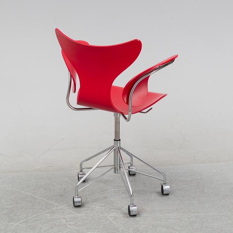 A 'Måsen/liljan' armchair on wheels by Arne Jacobsen, Fritx Hansen.