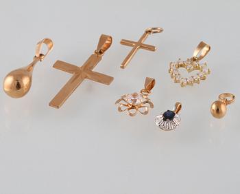 HÄNGEN, 7 st, 18K guld med fasettslipad blå safir, 3 små åttkantslipade diamanter samt fasettslipad paste. Vikt 6,0 gram.
