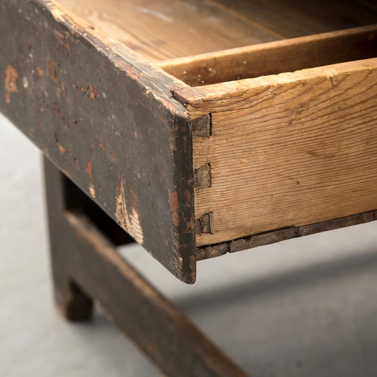 A painted pine gate leg table, 19th Century.