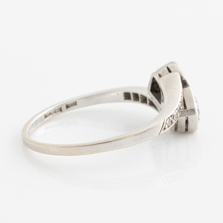 Ring, tvillingring, platina med briljantslipade diamanter.