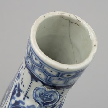 A Chinese blue and white moon flask, Qing dynasty, 19th century.