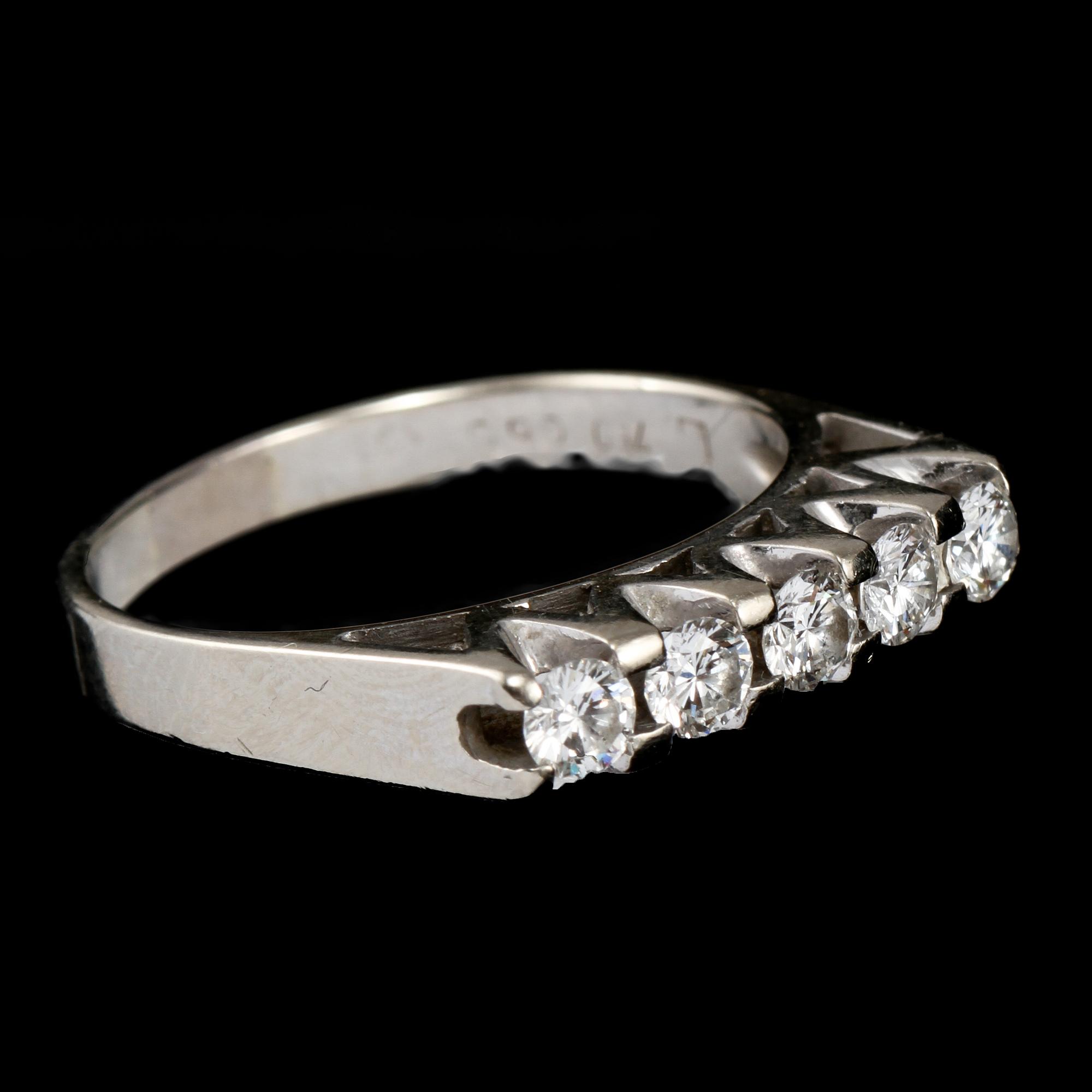 RING, 18k vitguld med 5 briljantslipade diamanter, tot 0.60 ct, importstämplad, 1900-talets tredje kvartal. Vikt 5 g.