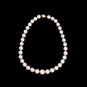 372. A PEARL NECKLACE.