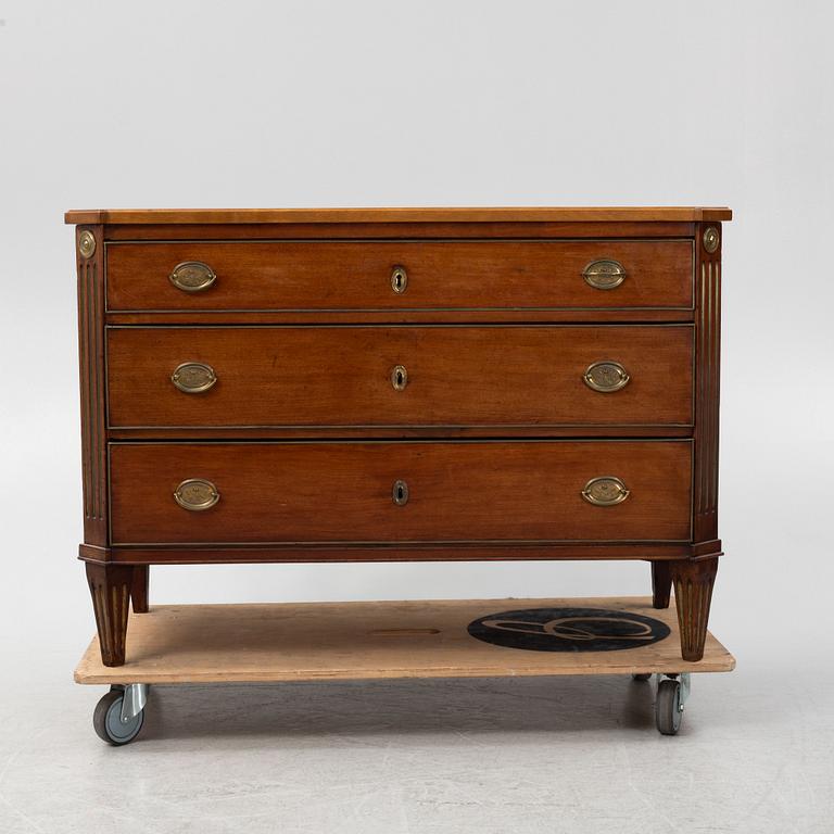 A late Gustavian chest of drawers, around 1800.