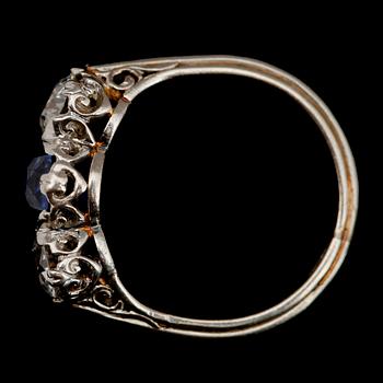 RING, 18 k vitguld, 2 briljanter tot ca 1,0 ct samt safir, 1900-talets mitt.