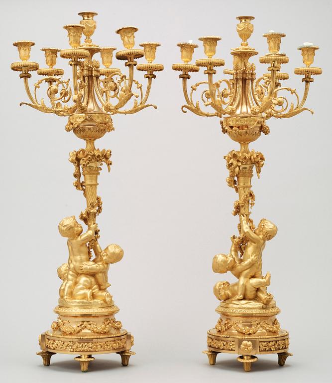 KANDELABRAR, för sju ljus, ett par. Louis XVI-stil, 1800-talets andra hälft.