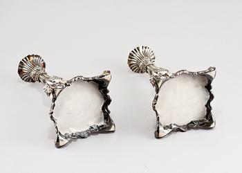 LJUSSTAKAR, ett par, silver, rokokostil, bär importstämplar, omkring 1900-talets mitt.