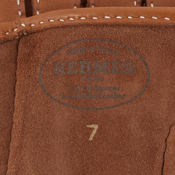 HERMÈS, a pair of brown leather gloves, size 7.