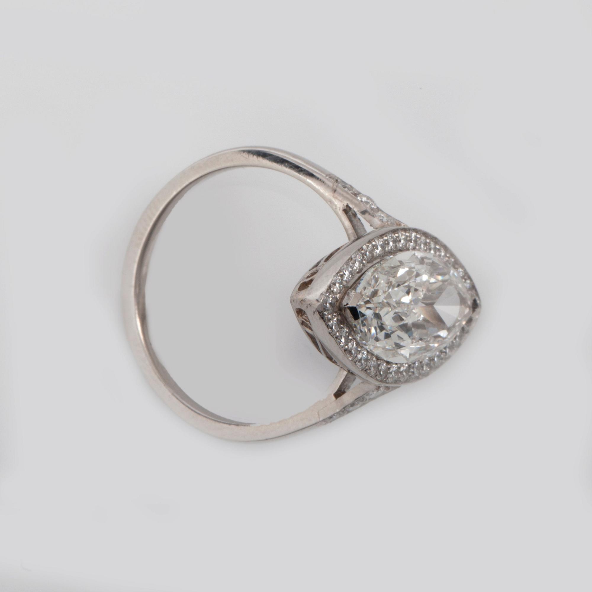 RING med navettslipad diamant 3.02 ct. Kvalitet G/VS2 enligt GIA cert.
