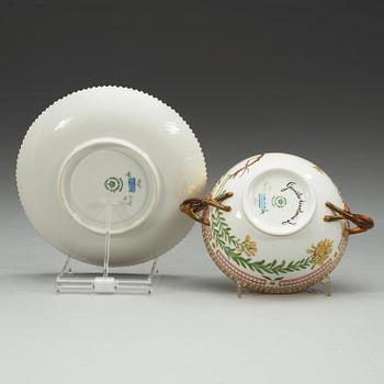 BULJONGKOPPAR med FAT, 12 stycken, porslin. "Flora Danica", Royal Copenhagen, Danmark, 1900-tal.