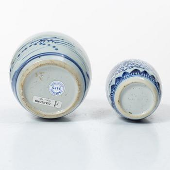 A Chinese blue and white porcelain moonflask and two jars, Qing dynasty, 18/19th century.