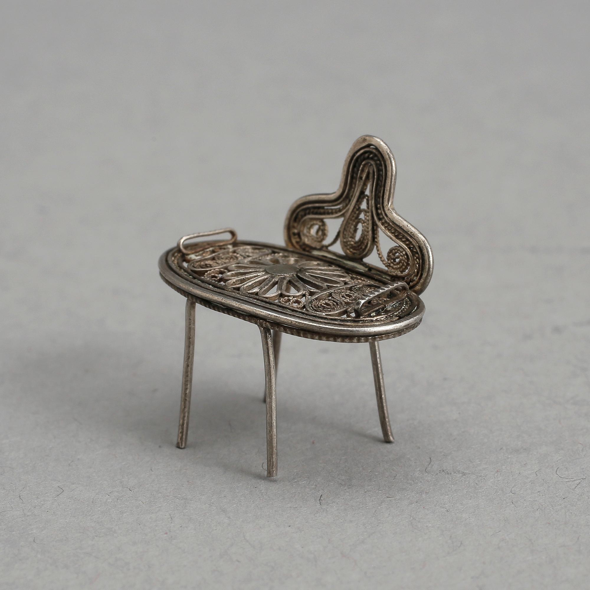 DOCKSSKÅPSMÖBLEMANG, 7 delar, silver, 1800/1900-tal, tot vikt ca 20 gram.
