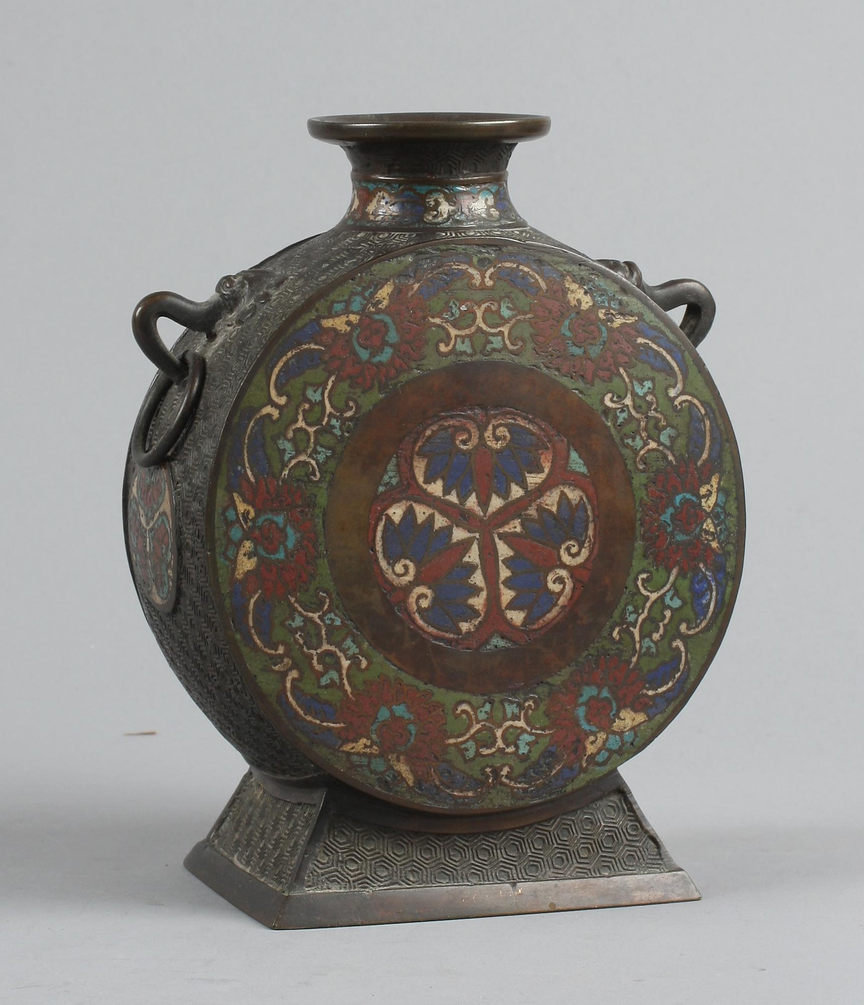 VAS, cloisonné. 1800-talets slut.