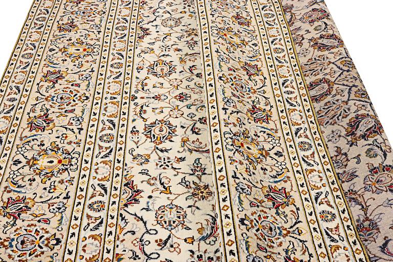A Kashan carpet, c. 345 x 242 cm.