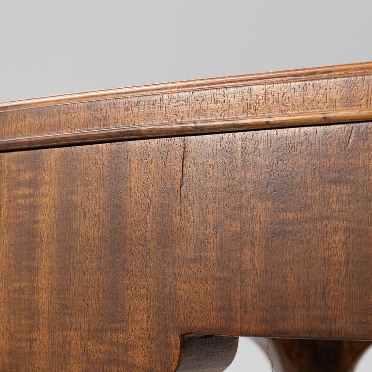 Desk, probably executed by cabinetmaker Hjalmar Jackson, Stockholm, 1920s-30s.