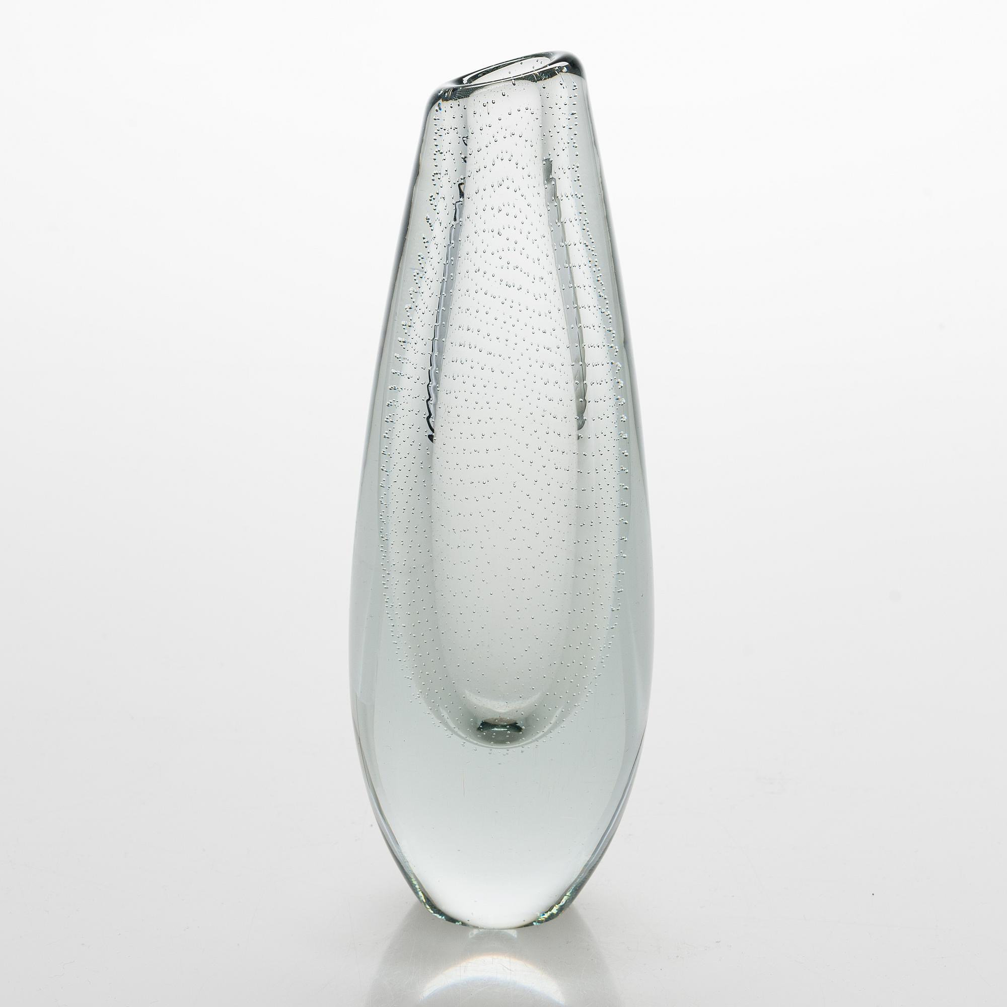 Gunnel Nyman, a vase signed G. Nyman Nuutajärvi Notsjö, unclear date.
